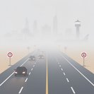 Niebla de alerta roja obliga a extremar precauciones en toda la red de transporte de los EAU